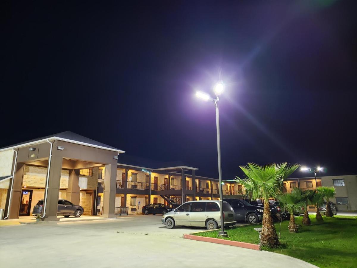 Lux Inn And Suites Three Rivers Zewnętrze zdjęcie